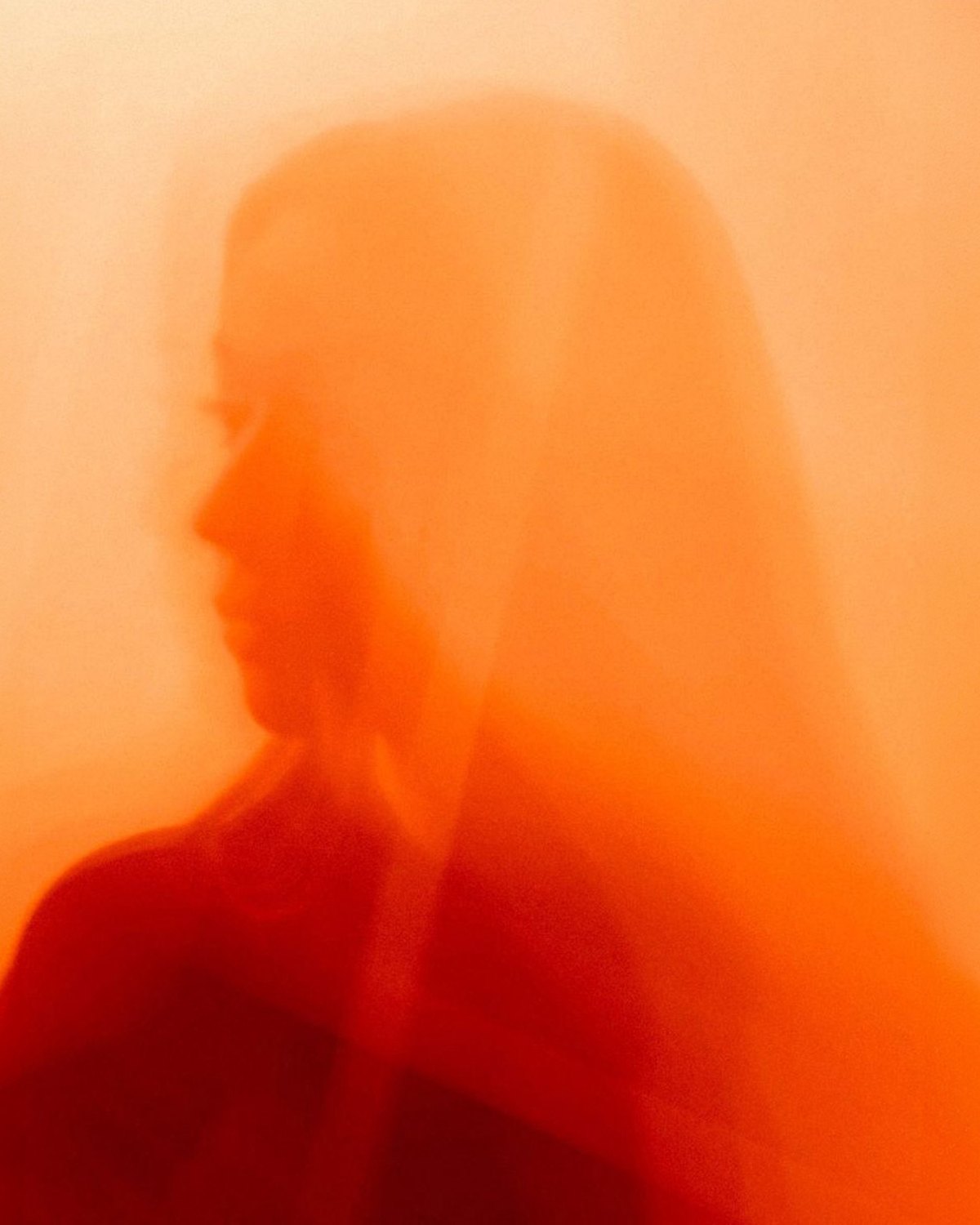 Porträt in orangem Gegenlicht